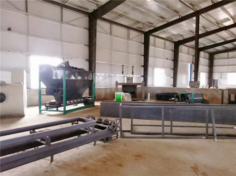 有机肥铲车喂料机 自动调速上料机 鸡粪加工肥料生产线配套设备 兴达